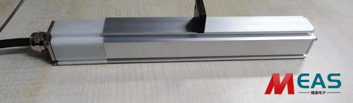 磁致伸縮位移傳感器在波導(dǎo)管外產(chǎn)生一個(gè)圓周磁場(chǎng)